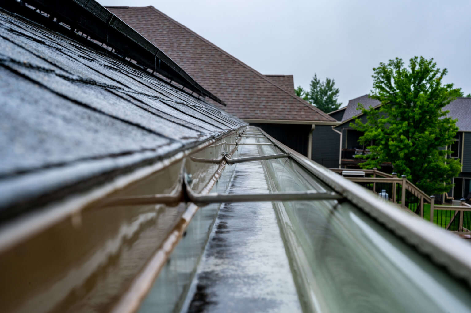 What’s The Difference Between Seamless Gutters And Sectional Gutters